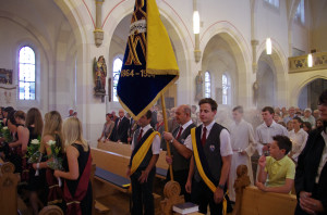 Fahneneinzug in die Pfarrkirche St. Margareta