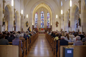 zahlreiche Kirchgänger beim Festgottesdienst
