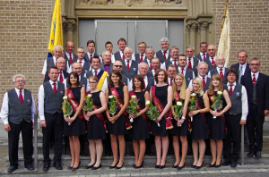 Die Sänger des MGV mit den Festdamen und dem 1. Vorsitzenden des Chorverbandes "Hohenloher Gau" Gerhard Hauf