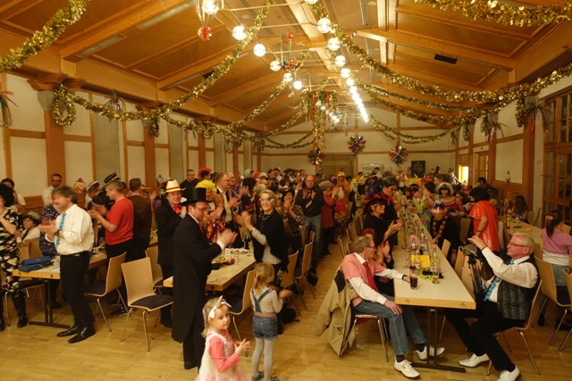 Närrisches Programm mit Spaß und Helau – Ausgelassene Stimmung beim Fasching der katholischen Kirchengemeinde!