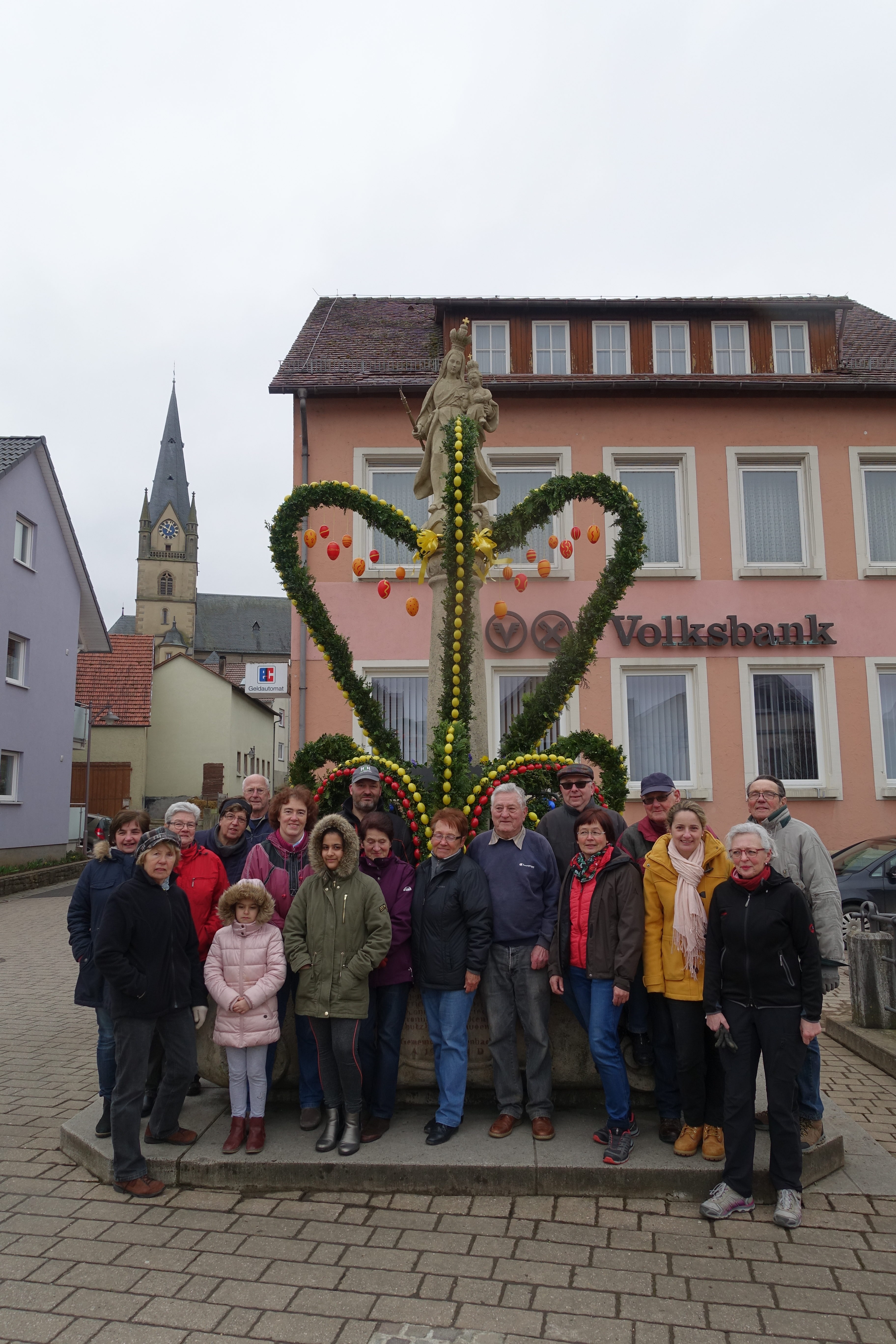 Marienbrunnen in Laudenbach im österlichen Kleid – 30 Jahre geschmückter Osterbrunnen in Laudenbach