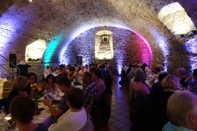 Exklusive Weinprobe mit tollen Weinen, leckerem Essen und eine unterhaltsame Zauberei mit der Magierin Victoria Mavis