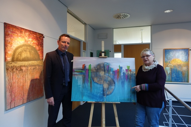“Kreativität macht den Kopf frei” – Eröffnung der Kunstausstellung in der Volksbank Vorbach-Tauber Weikersheim