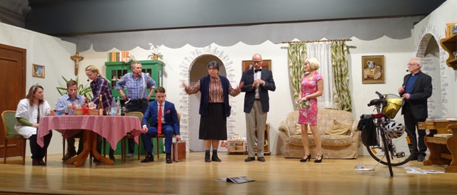 TSV-Familie feiert umjubelte 33. Premiere mit “Tante Rosels Lottoschein!”