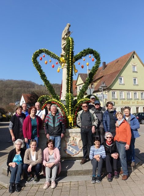 Marienbrunnen in Laudenbach im österlichen Kleid – Mehr als 30 Jahre geschmückter Osterbrunnen in Laudenbach