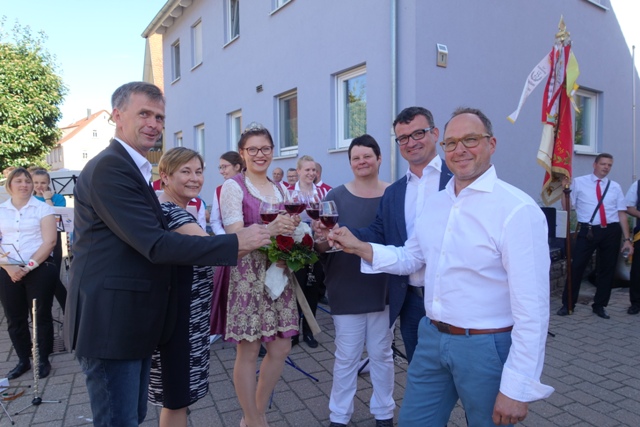 Herzlicher Empfang der neuen Markelsheimer Weinkönigin Josefin Büttner in Laudenbach!