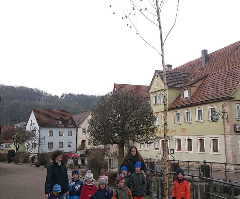 Osterbaum schmückt den Marktplatz von Laudenbach