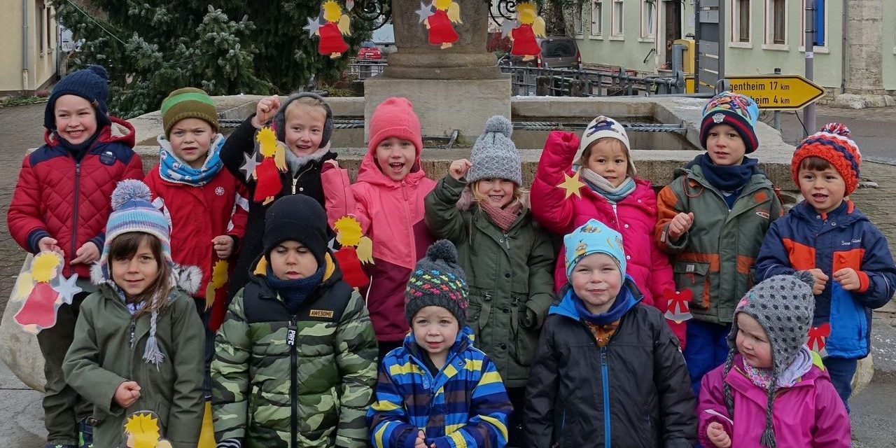 Festlich geschmückter Adventsbrunnen in Laudenbach