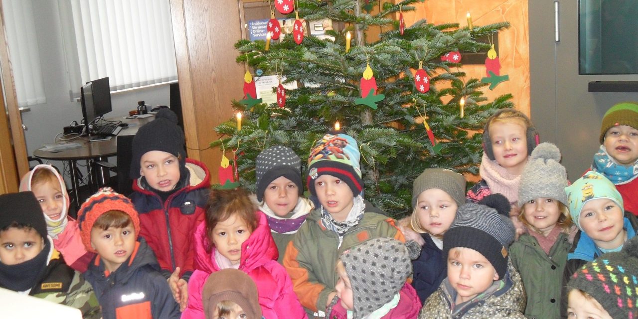 Kindergarten Maria-Theresia schmückt Weihnachtsbaum