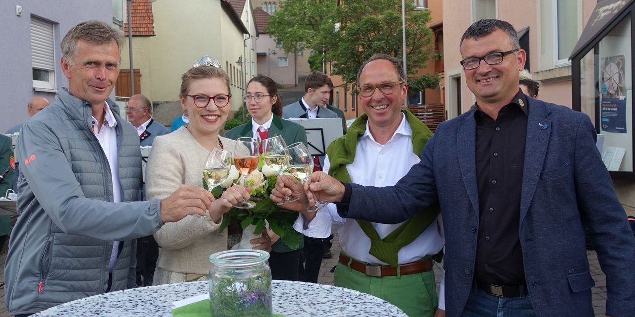 Würdevolle Verabschiedung der Markelsheimer Weinkönigin Josefin in Laudenbach