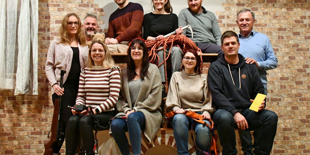 Theatergruppe 0815 präsentiert das Volksstück: “Der Berg ruft”
