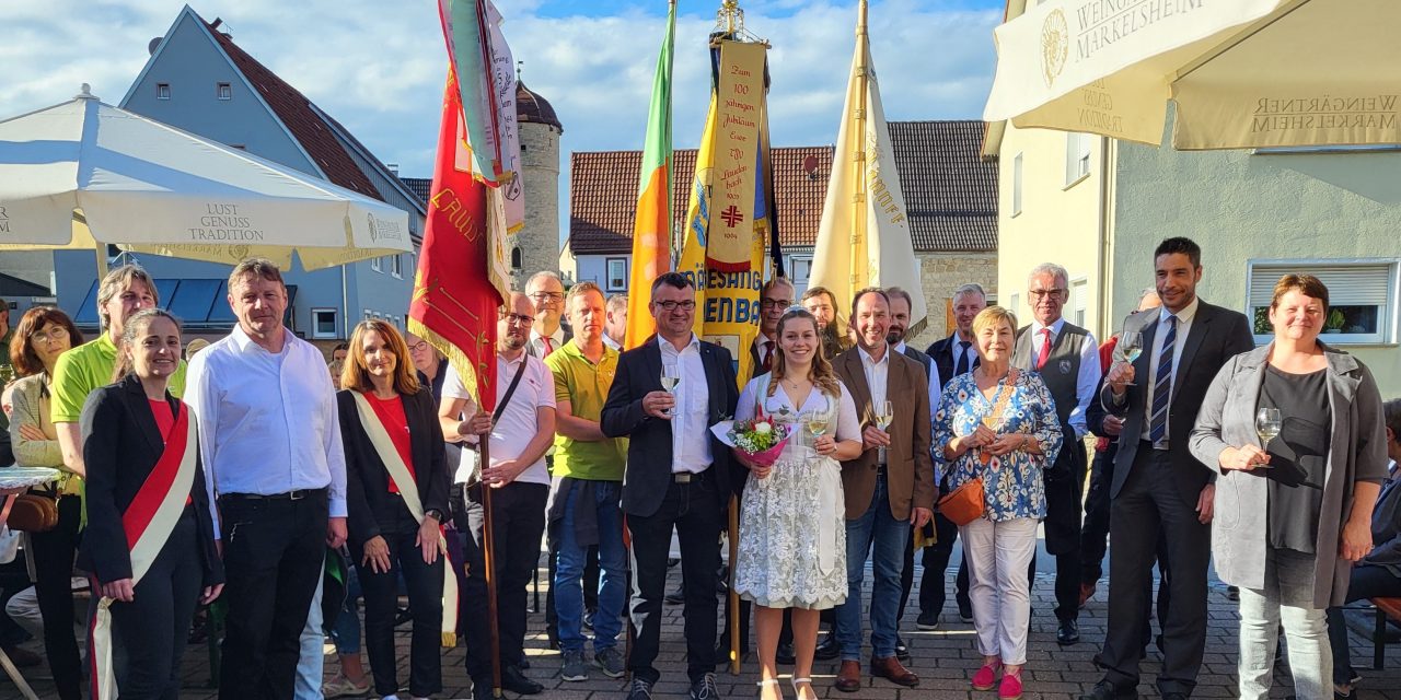 Herzlicher Empfang der neuen Markelsheimer Weinkönigin Vivienne Stahl in Laudenbach