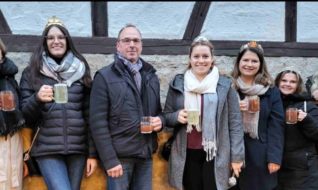 Laudenbacher Glühweinwanderung mit königlichen Weinhoheiten und Prinzessinnen